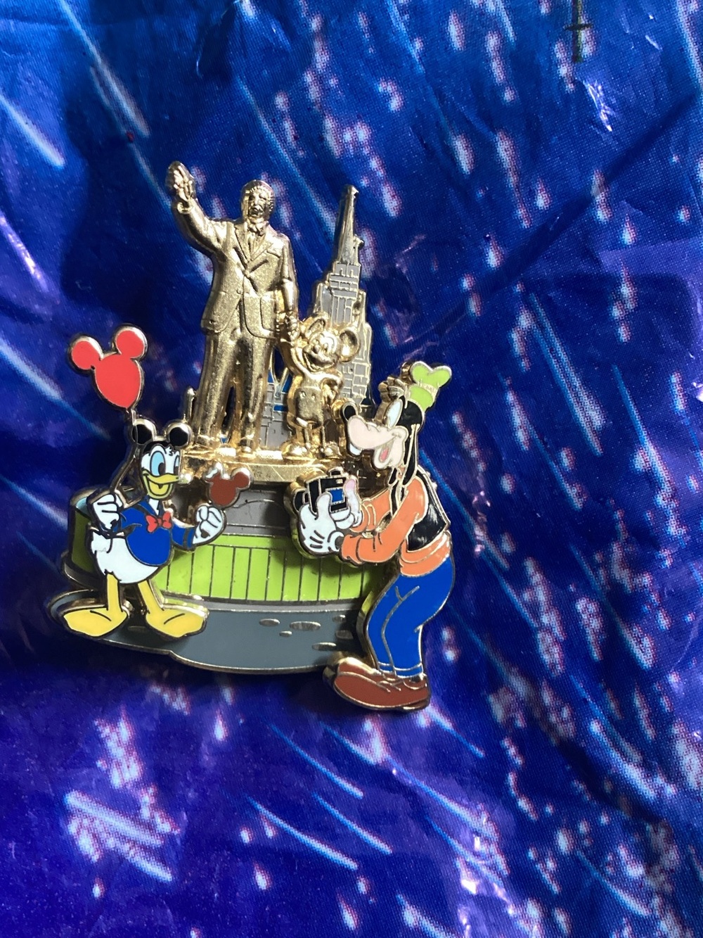 Disney Gold Statue Pin with Donald Duck & Goofy - Red, Blue, Green, Yellow